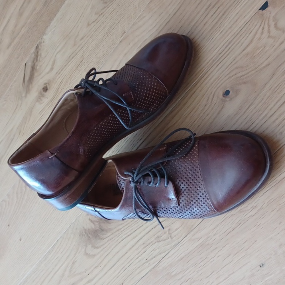 Lace-up shoes
